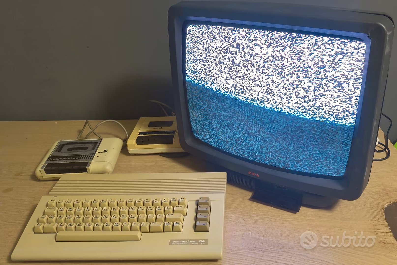 Commodore 64 con datassette e monitor a tubo catodico — foto del contributore