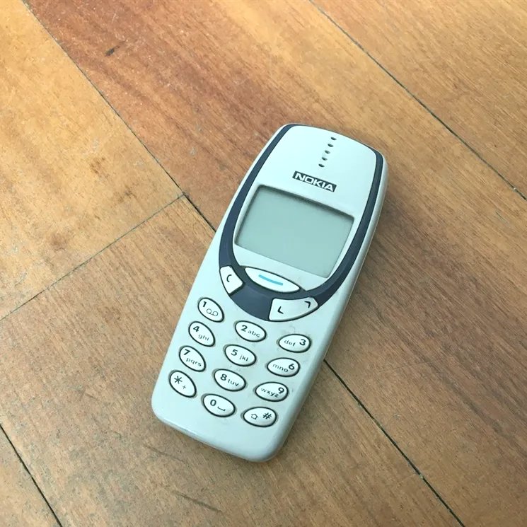 Nokia 3310 su parquet — foto del contributore